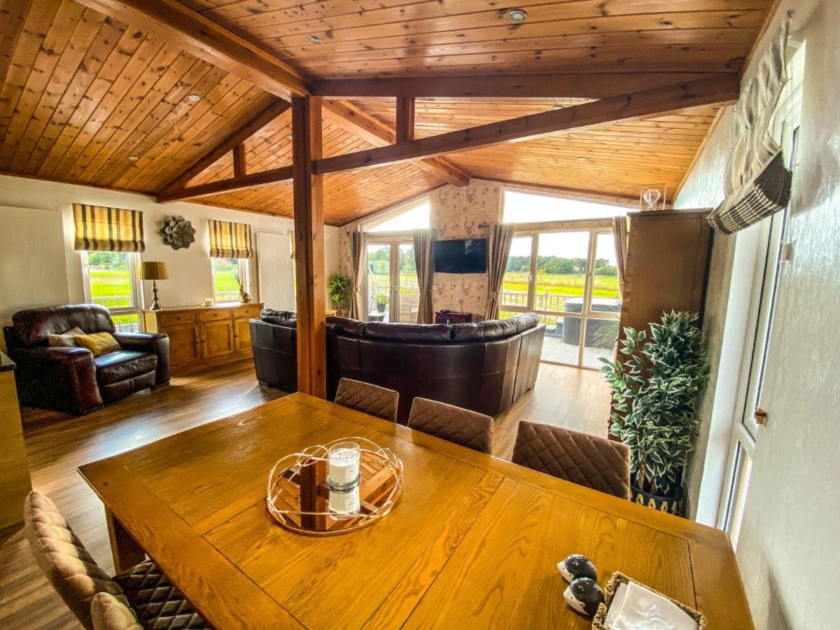 Immaculate 3-Bedroom Private Lodge Near York Bagian luar foto