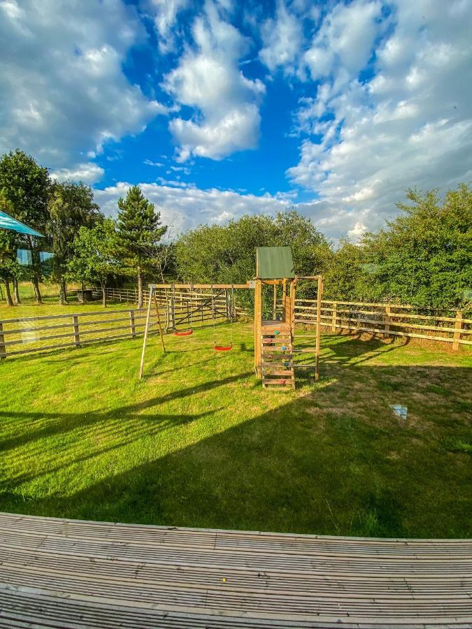 Immaculate 3-Bedroom Private Lodge Near York Bagian luar foto