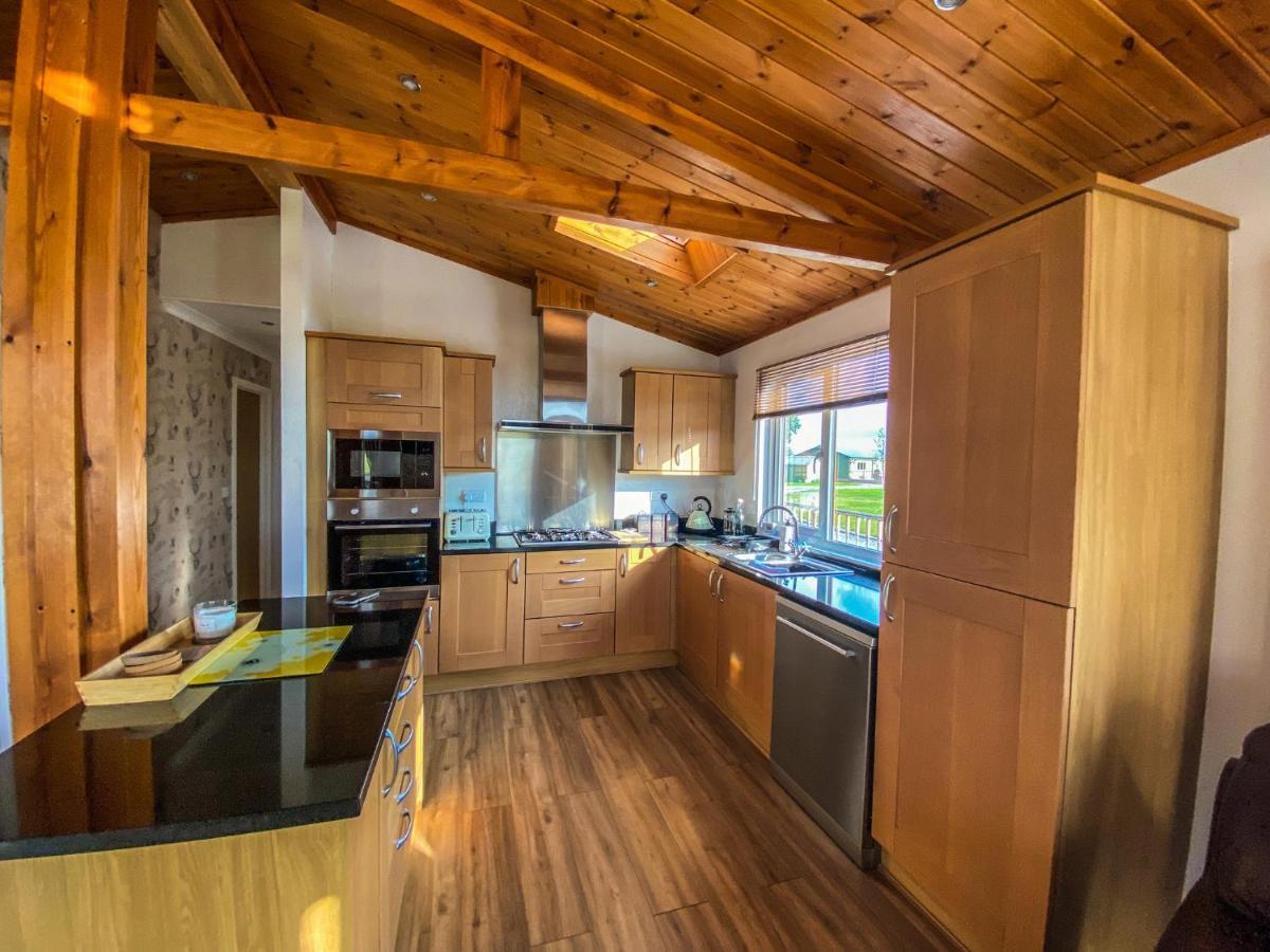 Immaculate 3-Bedroom Private Lodge Near York Bagian luar foto