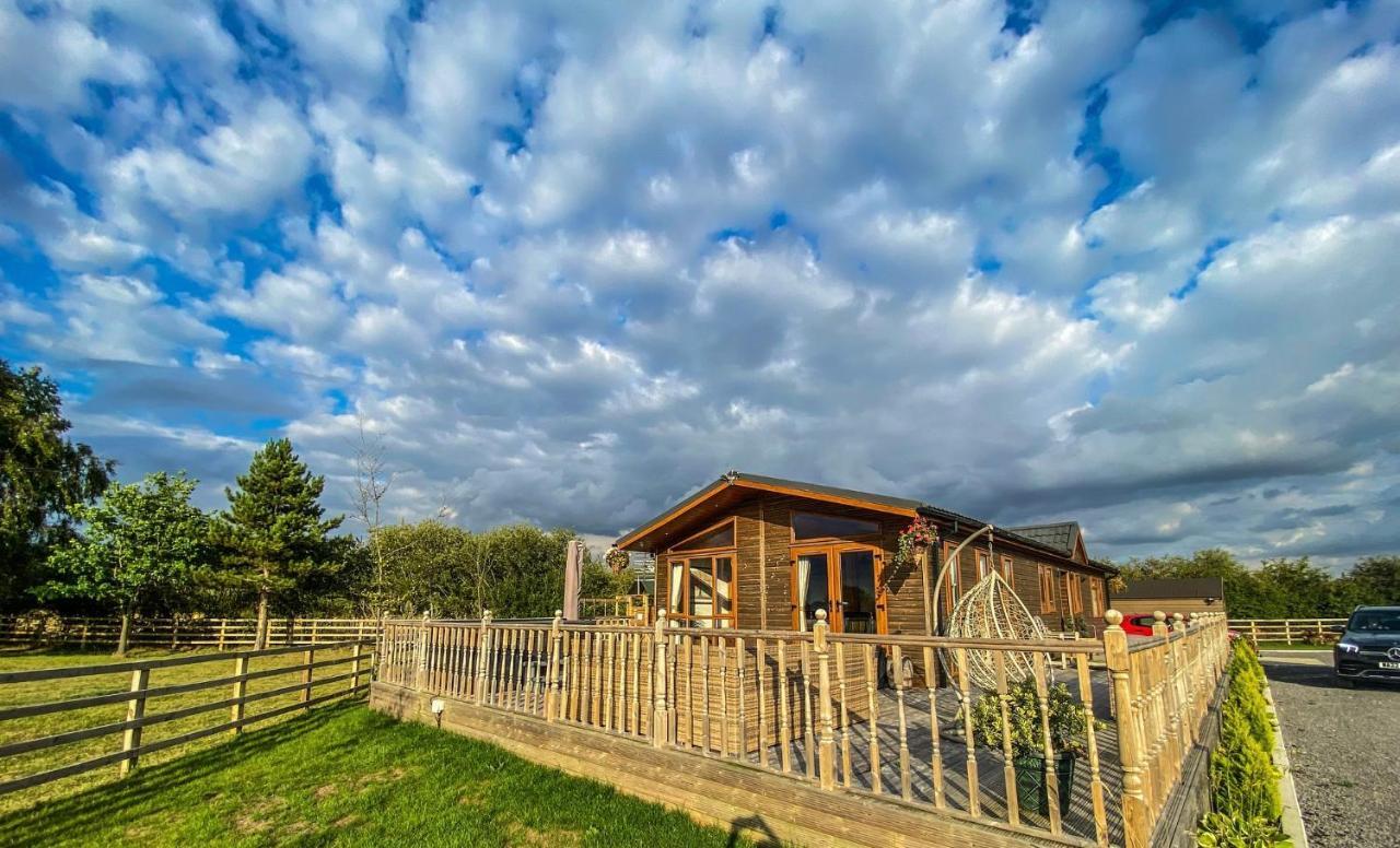 Immaculate 3-Bedroom Private Lodge Near York Bagian luar foto